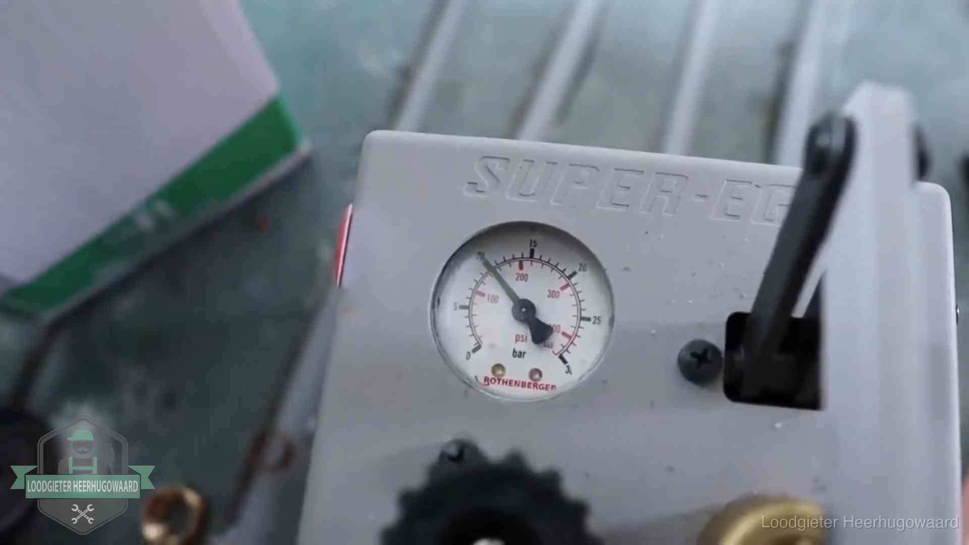 Verzekerd en aansprakelijk in Heerhugowaard Manometer van een afperspomp bij controle van nieuw leidingwerk in Heerhugowaard