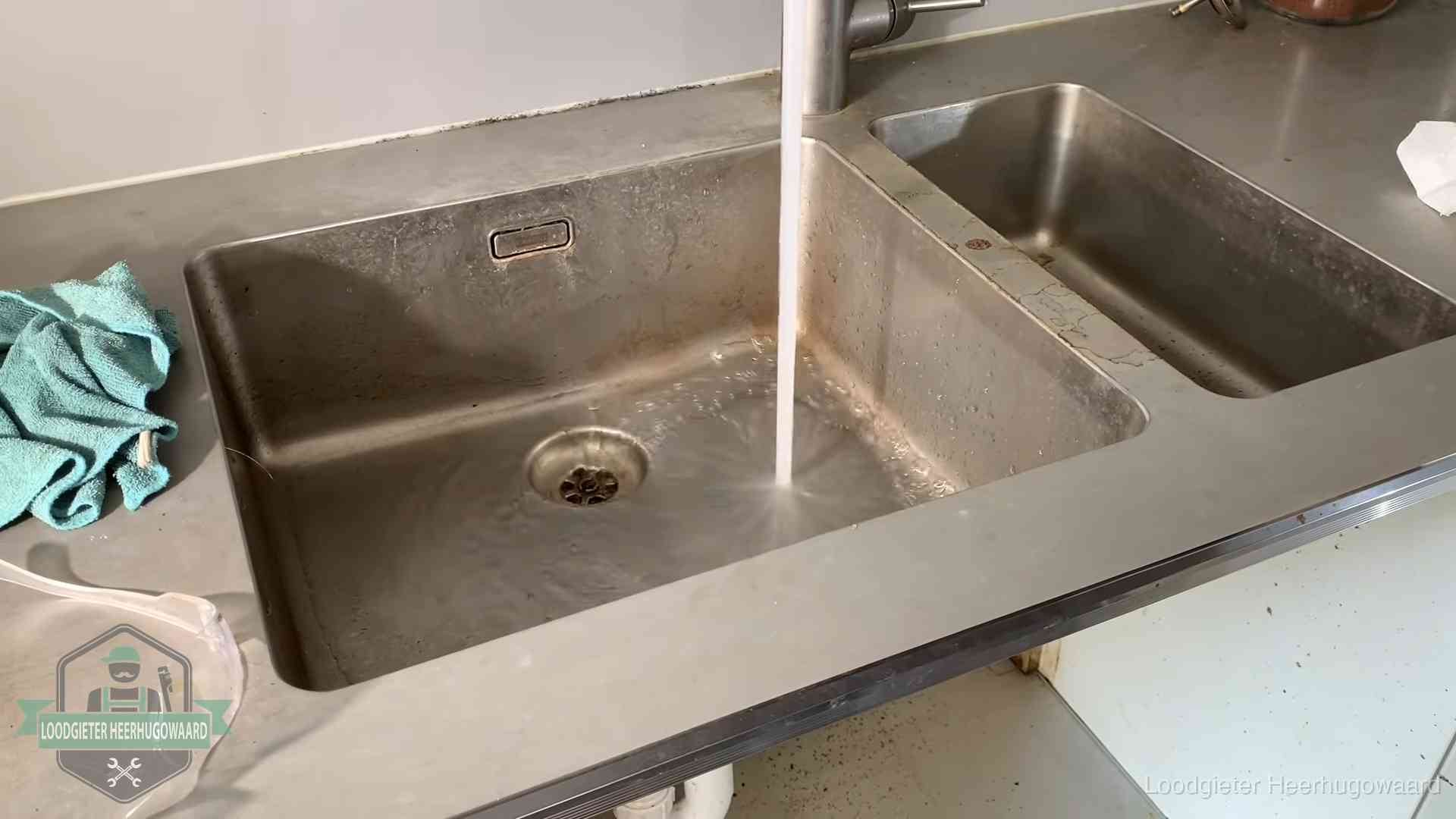 Vastlopende afvoer herkennen in Heerhugowaard Doorstroomtest van de afvoer bij een gootsteen in Heerhugowaard