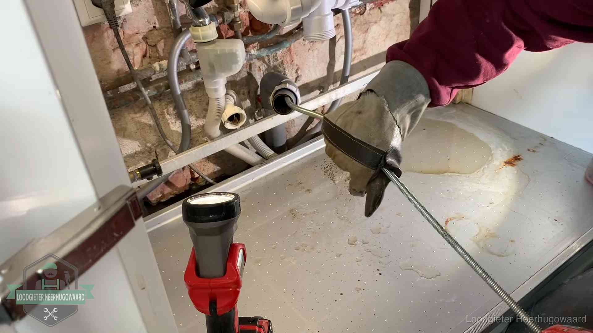 Je riool goed houden in Heerhugowaard Ontstoppingsveer wordt preventief door een afvoeraansluiting gehaald in Heerhugowaard