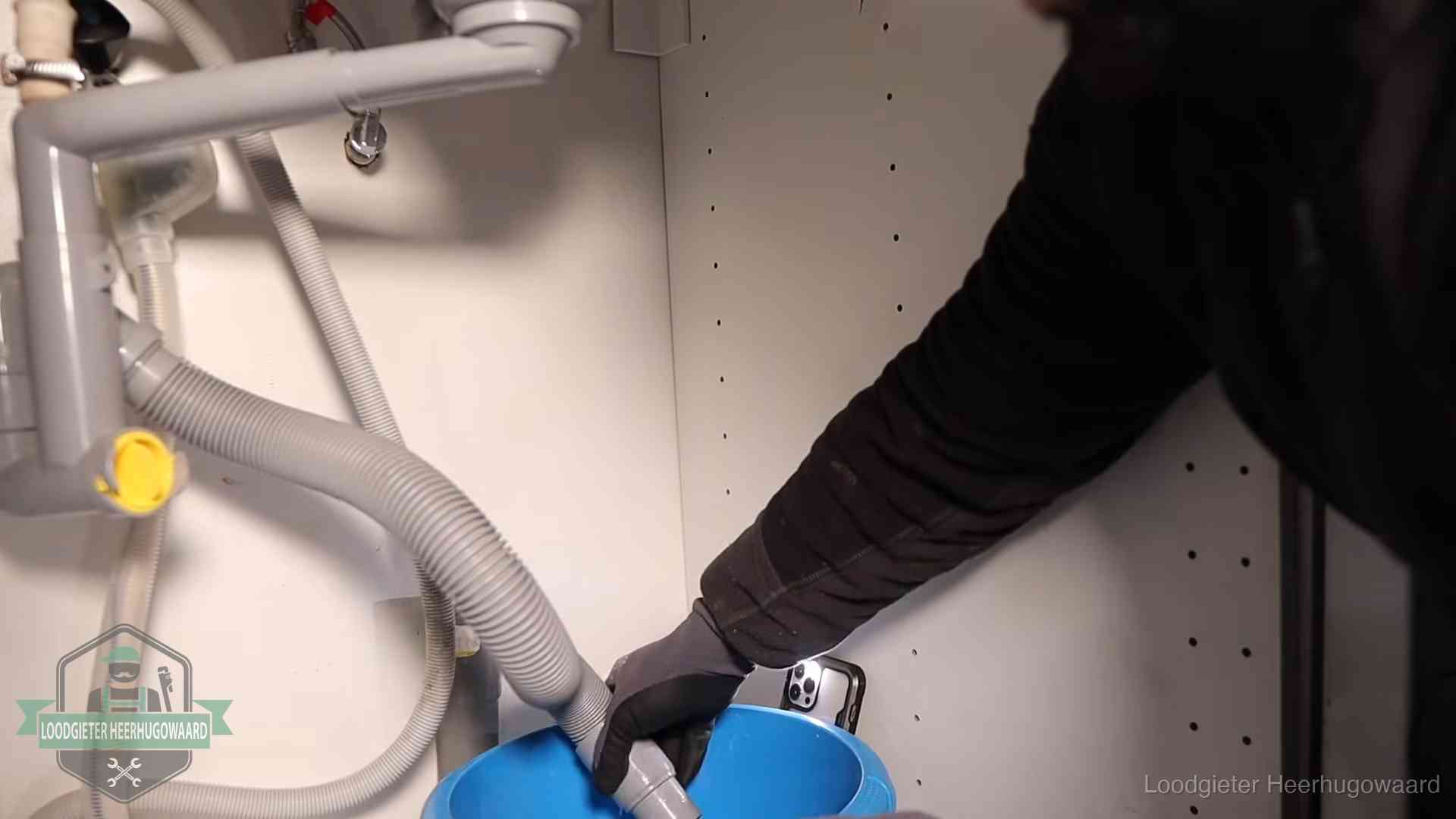 Zelf je afvoer legen in Heerhugowaard Afvoerslang loopt leeg in een emmer onder de gootsteen in Heerhugowaard, een klus die je zelf kunt doen