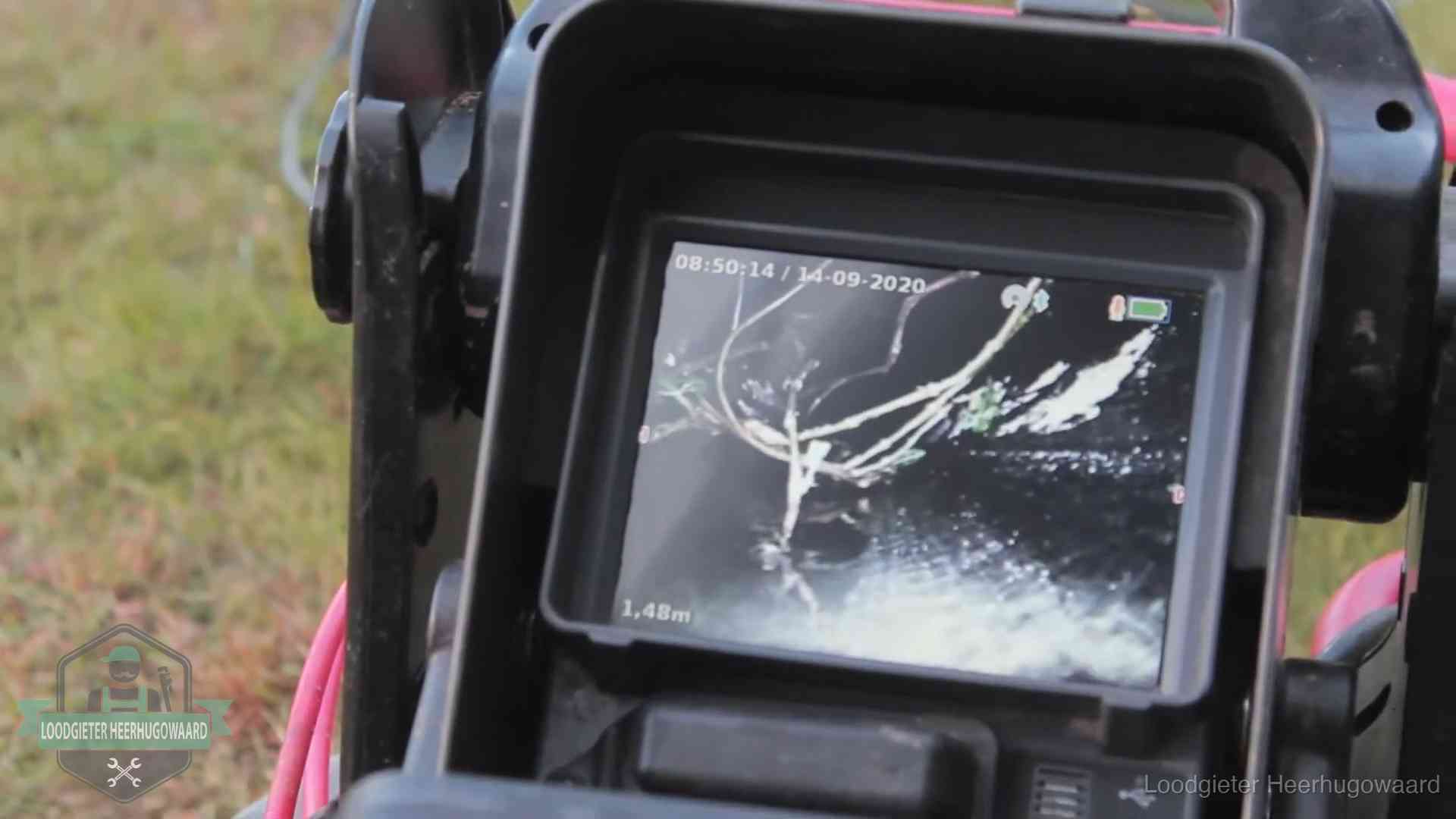 Camera-inspectie van het riool in Heerhugowaard Monitor van een rioolcamera toont wortelingroei in de rioolbuis bij een woning in Heerhugowaard