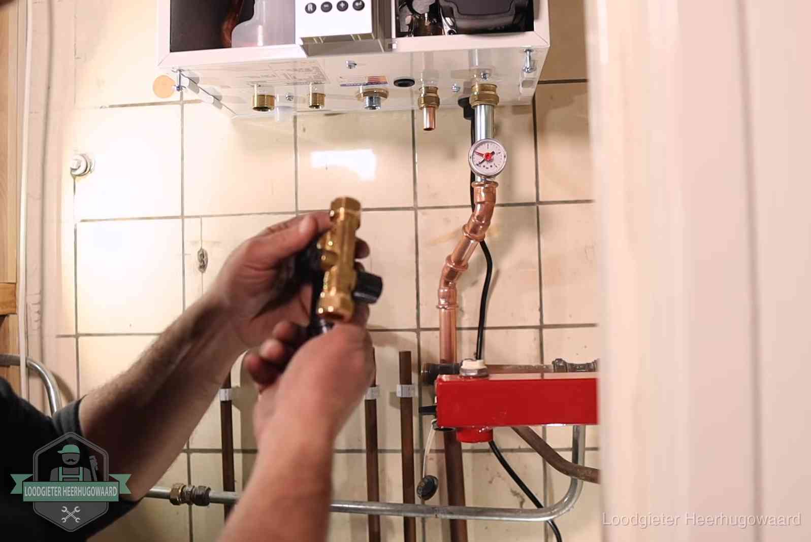 Zelf cv-druk bijvullen in Heerhugowaard Vulkraan en manometer onder een cv-ketel voor het bijvullen van de waterdruk in Heerhugowaard