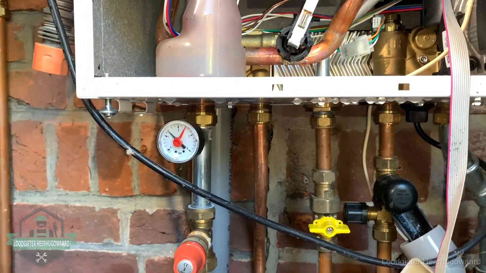 Cv-ketel verliest druk in Heerhugowaard Manometer en aansluitleidingen onder een cv-ketel in Heerhugowaard bij controle op drukverlies