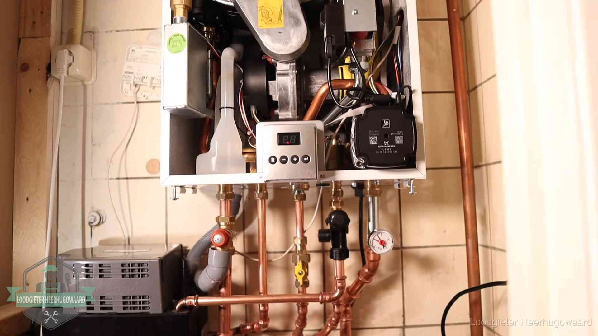 Zuiniger stoken na cv-onderhoud in Heerhugowaard Geopende cv-ketel met brander en cv-pomp tijdens een onderhoudsbeurt in Heerhugowaard