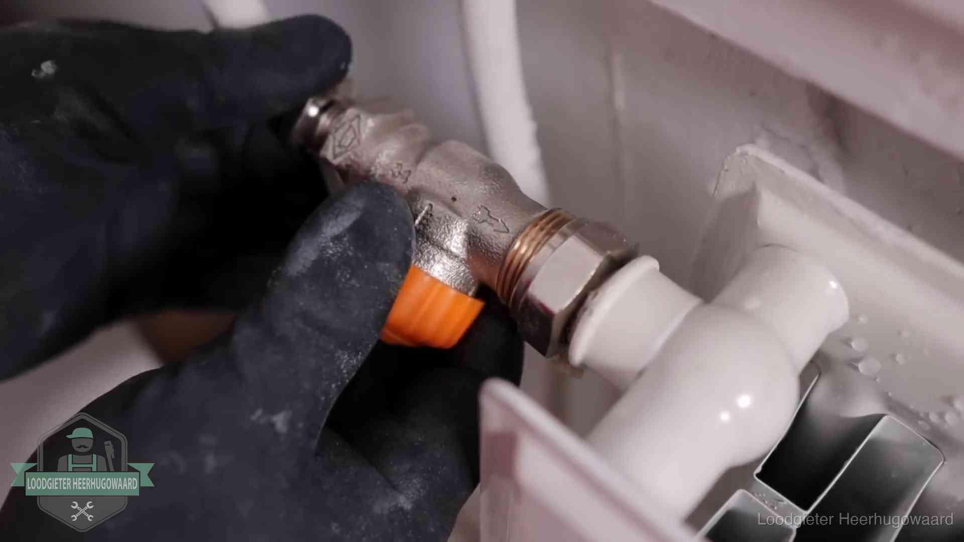 Je cv winterklaar maken in Heerhugowaard Thermostaatkraan wordt gemonteerd op een radiator in Heerhugowaard voor het stookseizoen