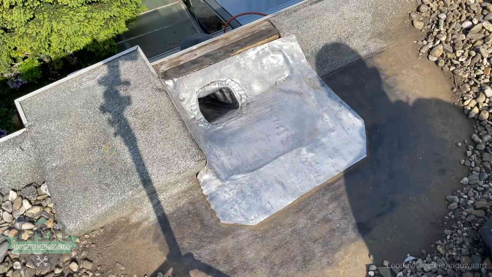 Noodafdichting bij daklekkage in Heerhugowaard Vers afgedichte dakdoorvoer met lood en zink op een plat dak in Heerhugowaard