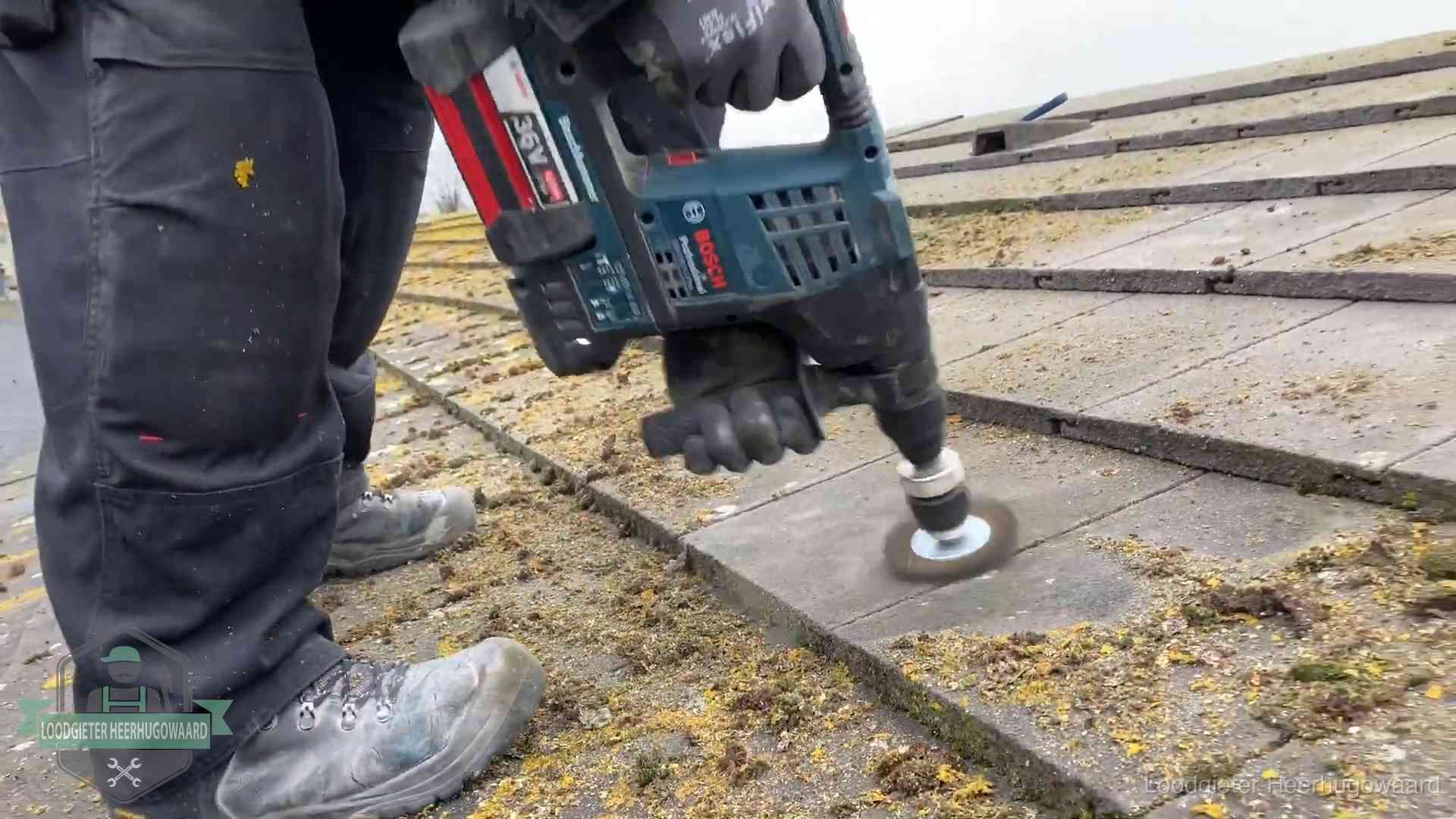 Dakonderhoud en preventie in Heerhugowaard Betonnen dakpannen worden machinaal gereinigd tijdens dakonderhoud in Heerhugowaard