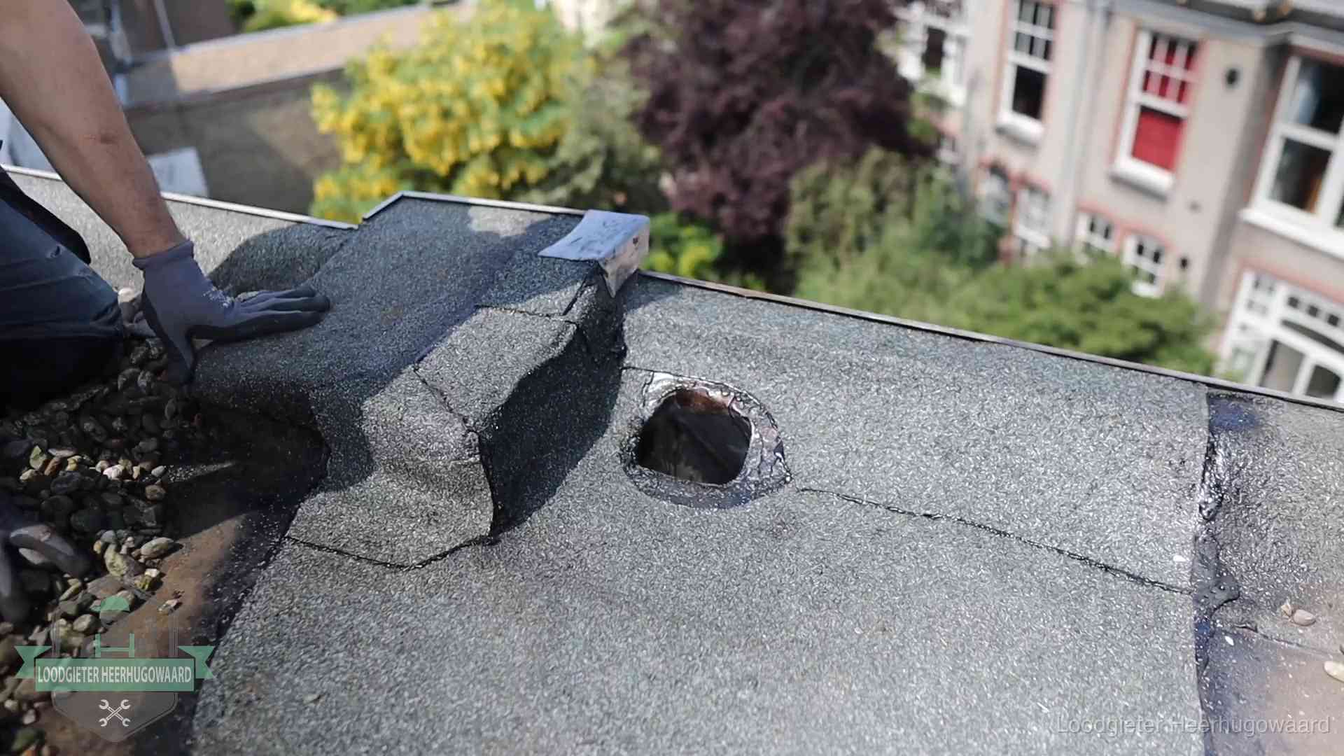 Daklekkage-inspectie op een plat dak in Heerhugowaard Loodgieter inspecteert een beschadigd bitumen plat dak tijdens een daklekkage-inspectie in Heerhugowaard