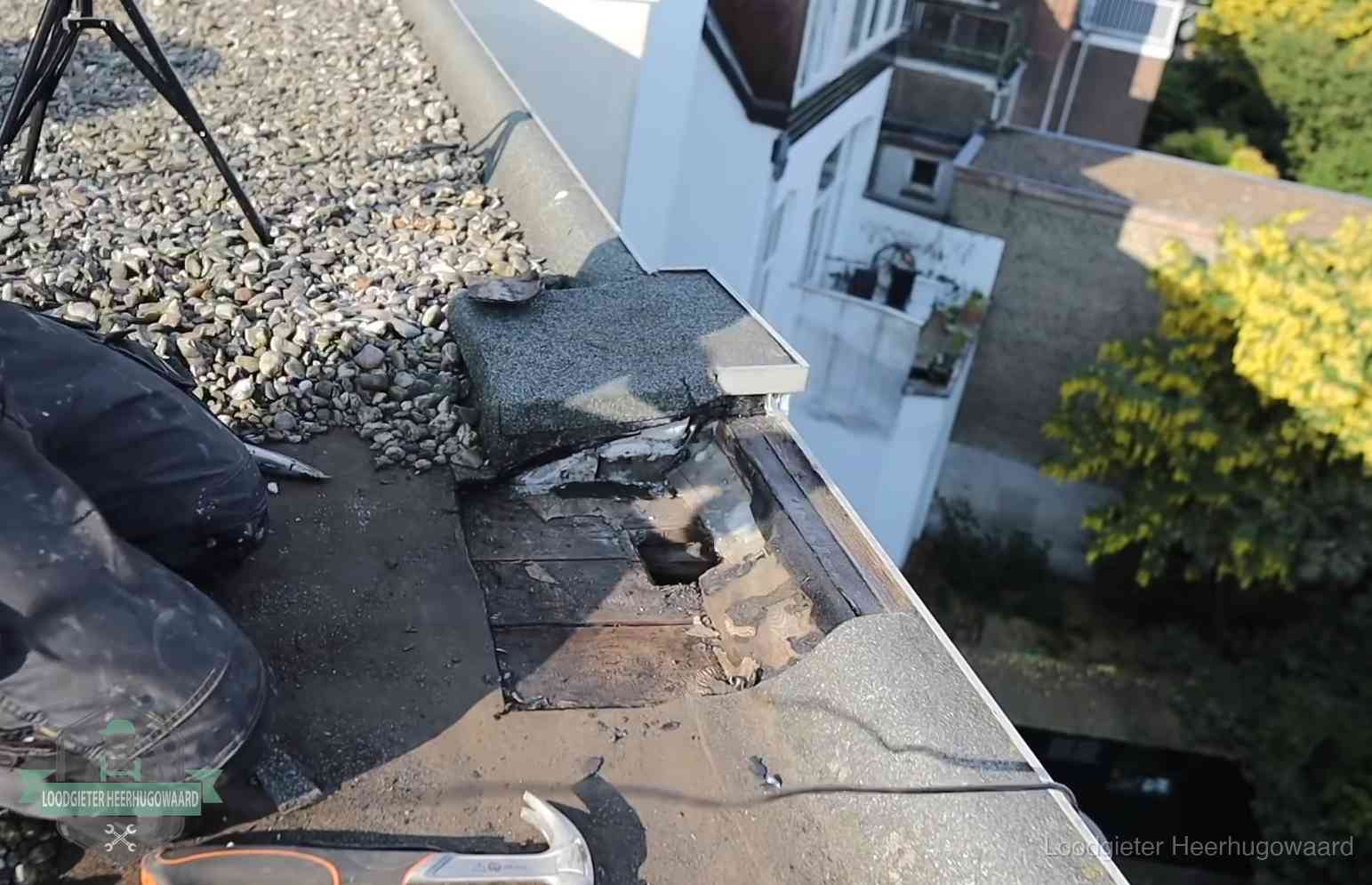 Gevolgen van een daklekkage in Heerhugowaard Opengelegde dakrand met verrot dakbeschot door een langdurige daklekkage in Heerhugowaard