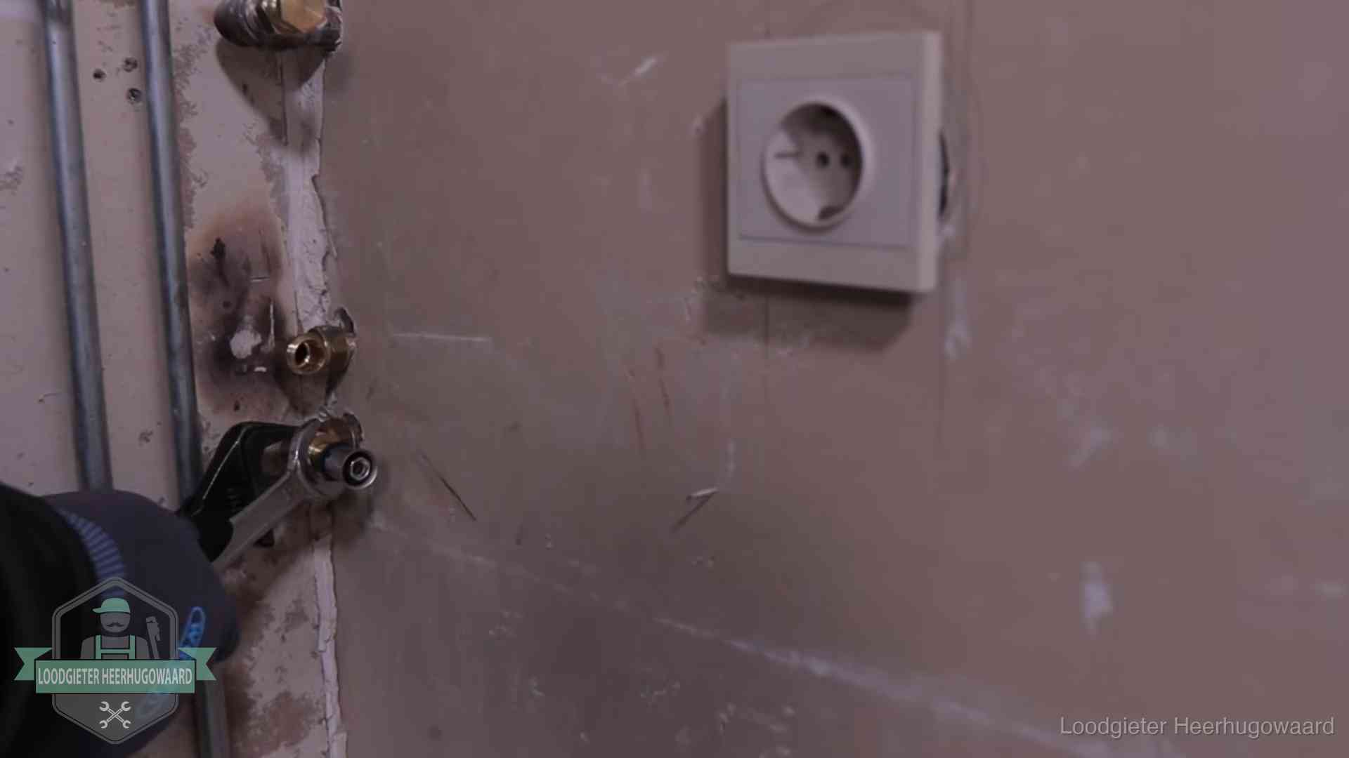 Erkend vakmanschap in Heerhugowaard Monteur draait een perskoppeling vast op een leidingaansluiting in Heerhugowaard