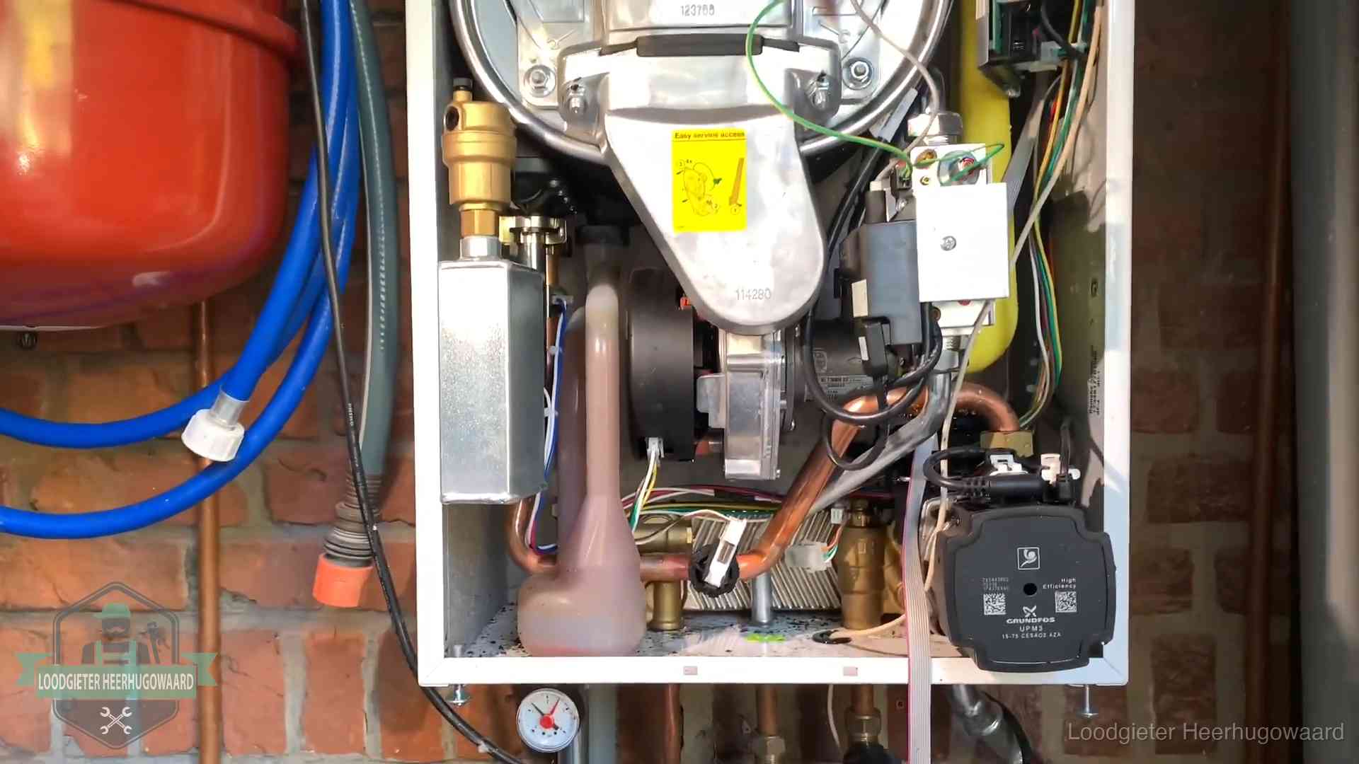 Expansievat en waterdruk in Heerhugowaard Geopende cv-ketel met rood expansievat in een woning in Heerhugowaard