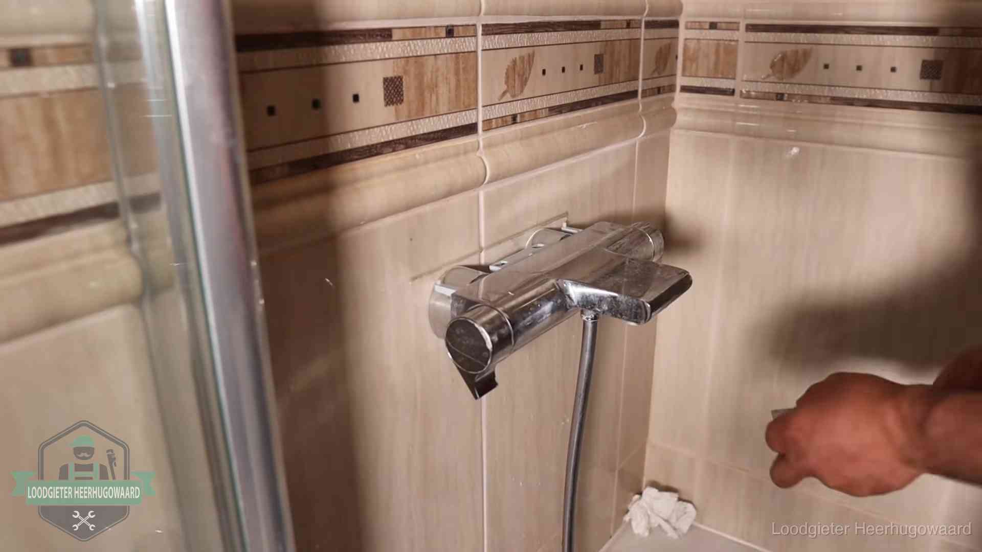 Kalkaanslag en je cv-ketel in Heerhugowaard Verkalkte douche-mengkraan in Heerhugowaard, hetzelfde kalk dat zich in de warmtewisselaar afzet