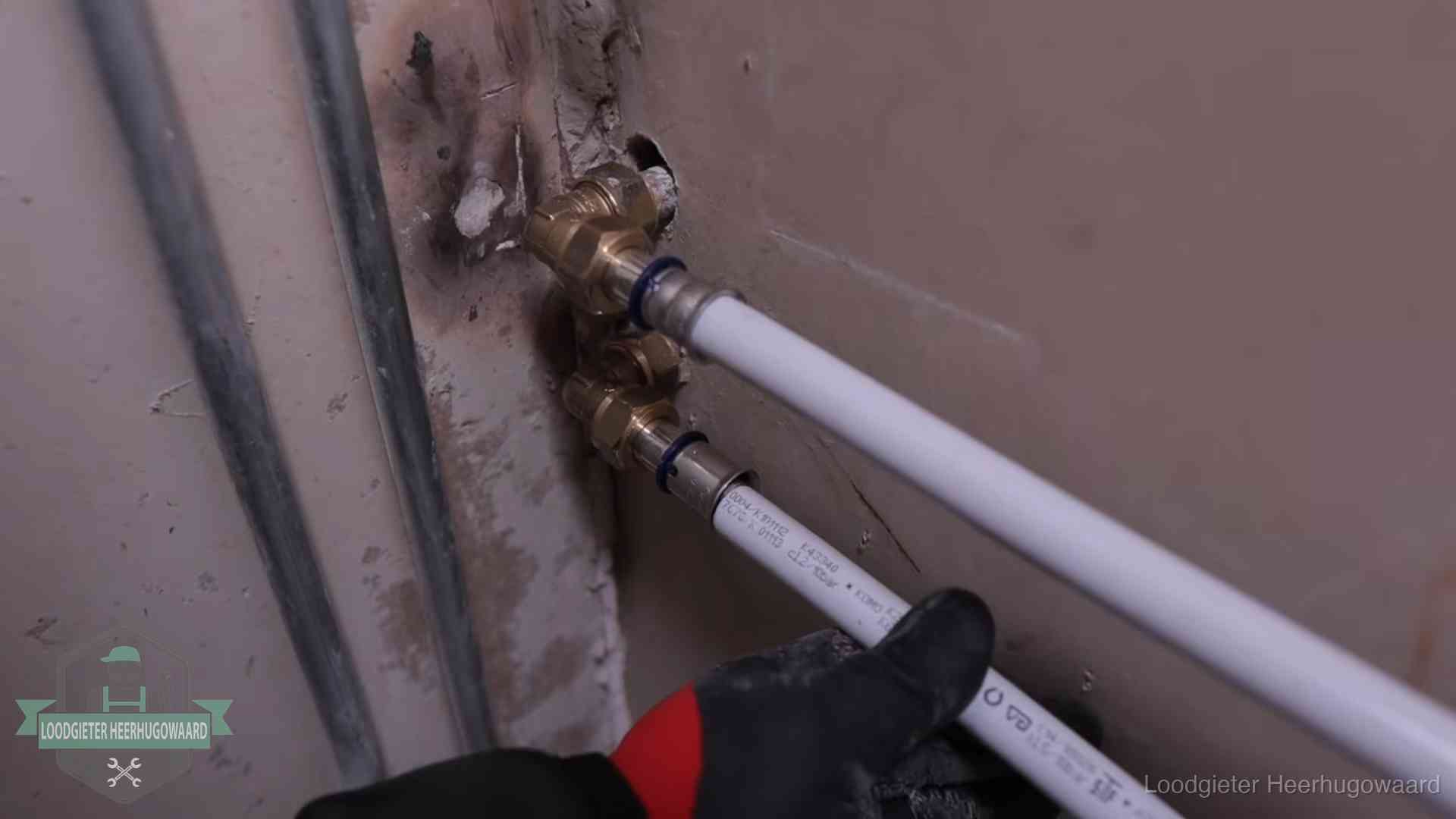 Kwaliteitsnormen voor loodgieterswerk in Heerhugowaard Meerlagenbuizen met keurmerk en rvs persfittingen op muuraansluitingen in Heerhugowaard
