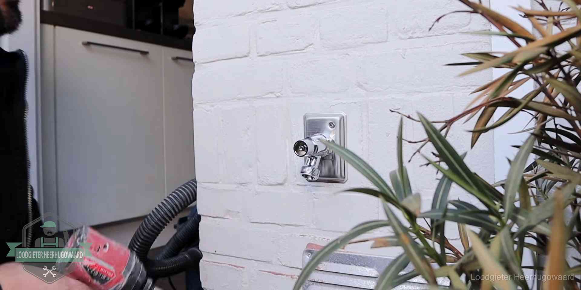 Daklek of leidinglek testen in Heerhugowaard Chromen kraan op een muurplaat bij een woning in Heerhugowaard, dichtdraaien is stap een van de lektest