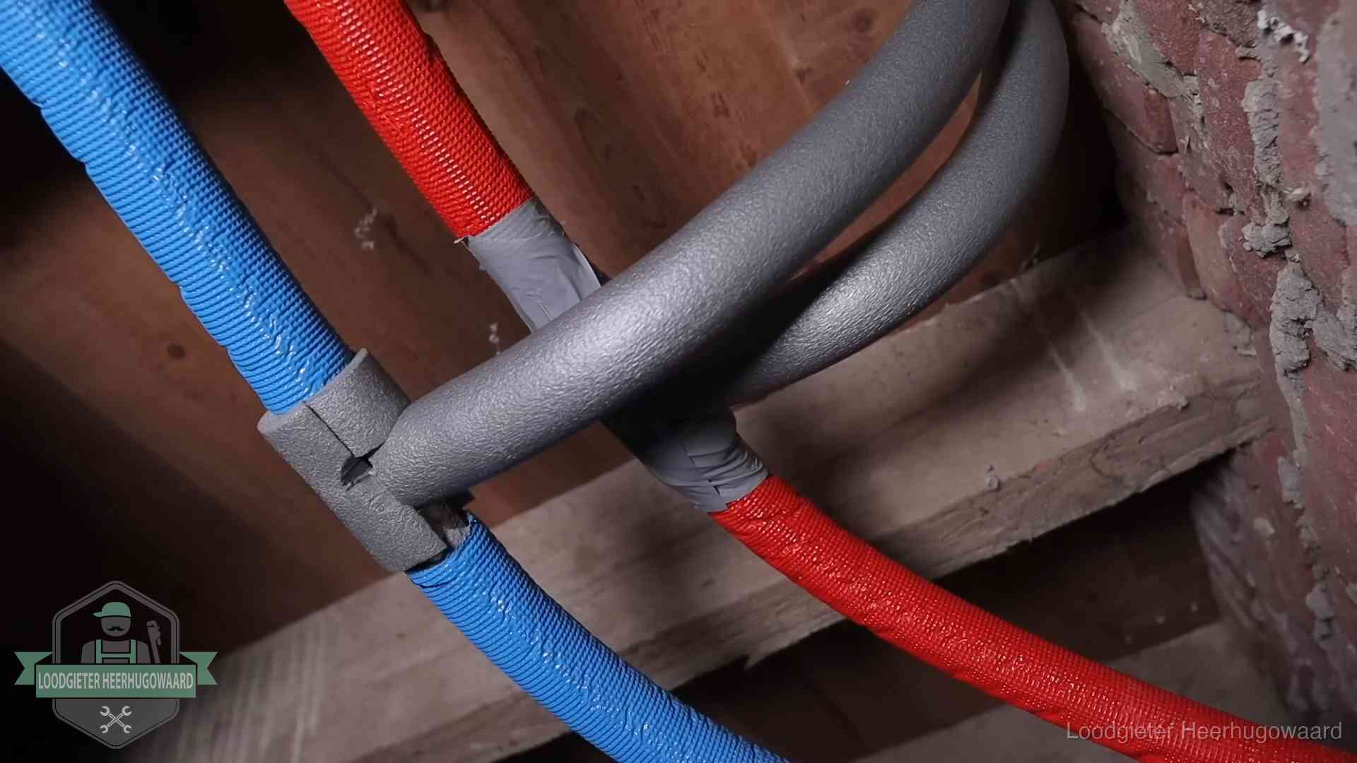 Bevroren leidingen voorkomen in Heerhugowaard Geïsoleerde waterleidingen langs houten balken tegen bevriezing in Heerhugowaard