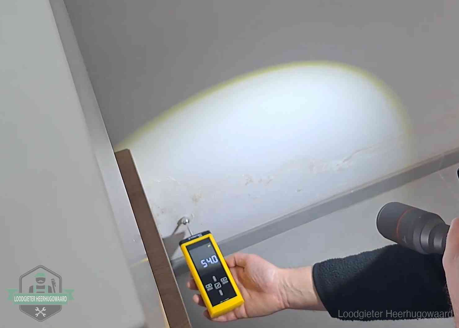 Lekdetectie-technieken in Heerhugowaard Vochtmeter tegen een natte wand met lekkagesporen in Heerhugowaard