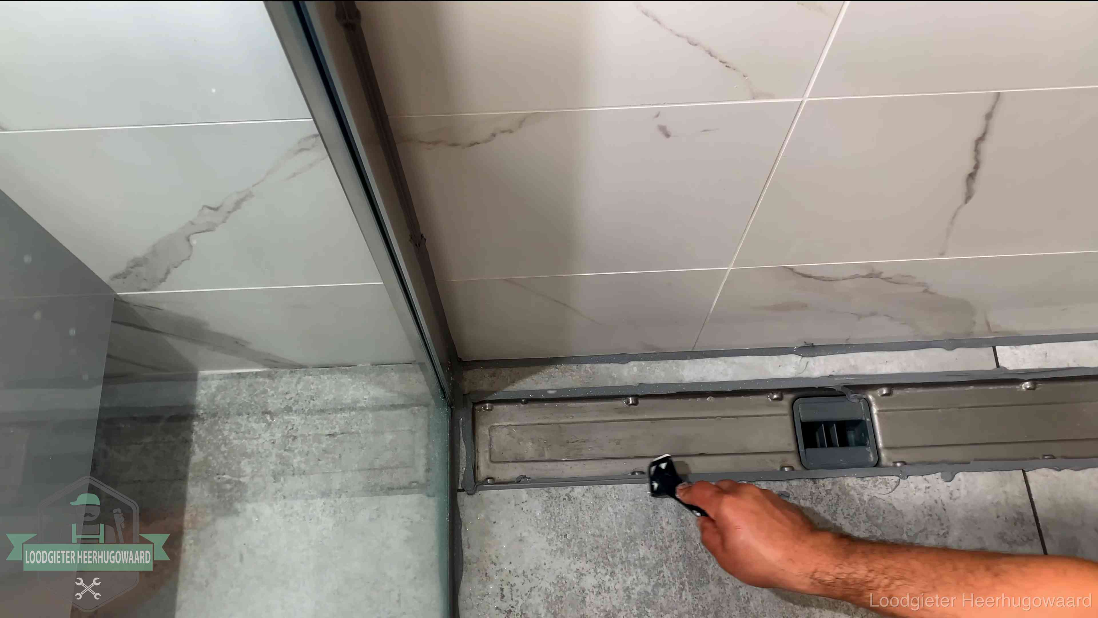 Lekkage in de badkamer verhelpen in Heerhugowaard Verse kitrand langs de douchegoot in een betegelde badkamer in Heerhugowaard