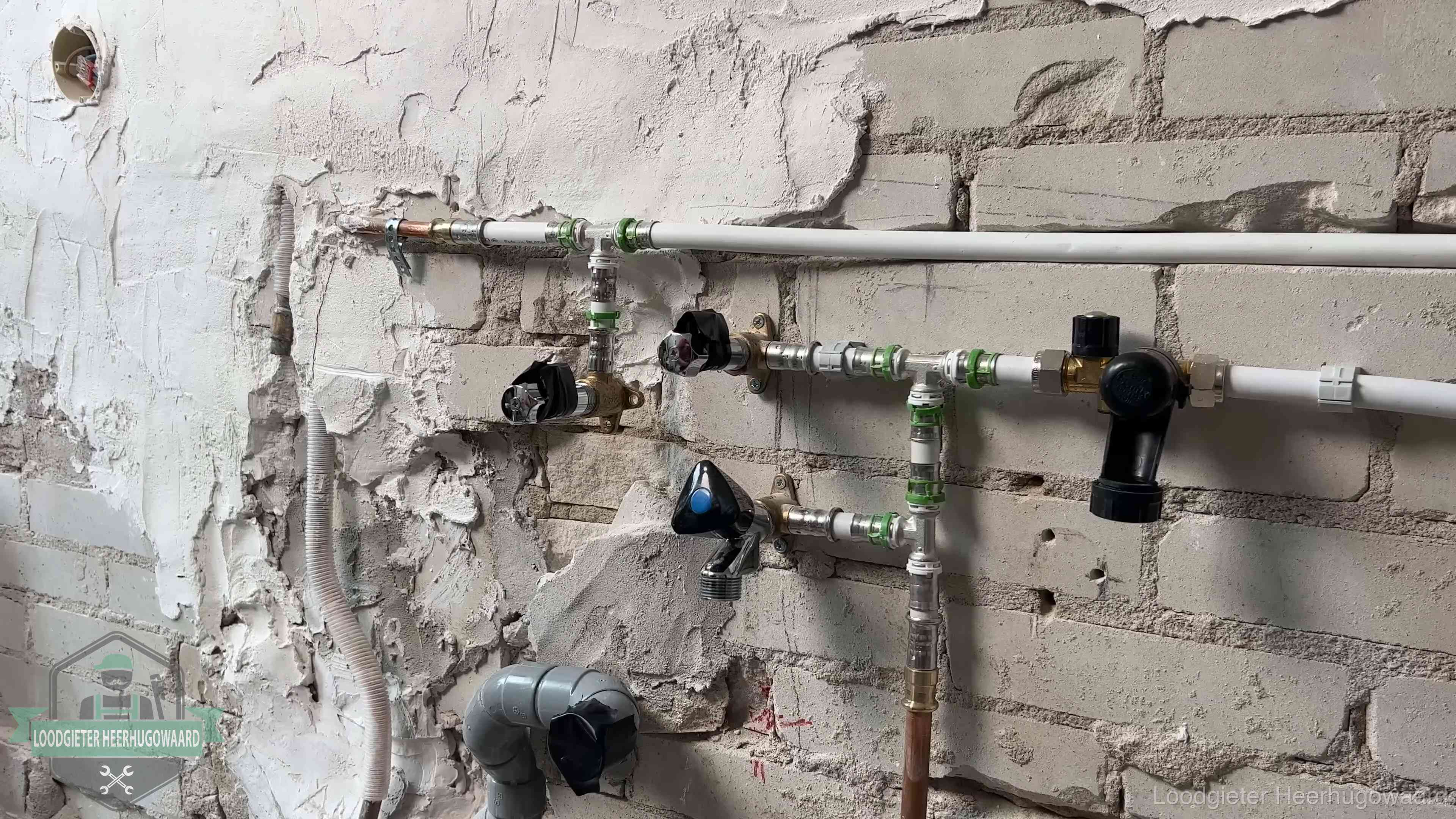Diensten van ons loodgietersbedrijf in Heerhugowaard Nieuw aangelegd leidingwerk met persfittingen tijdens een verbouwing in Heerhugowaard