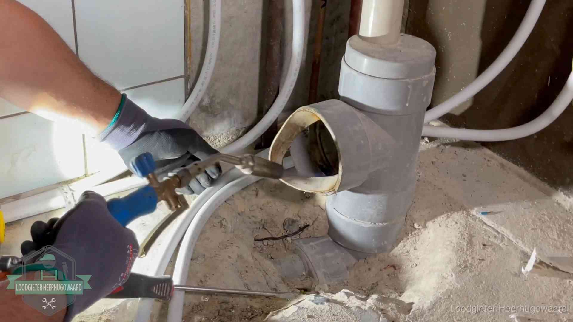 Vakmanschap van onze loodgieters in Heerhugowaard Loodgieter werkt met brander en messing kraanwerk aan leidingen in Heerhugowaard