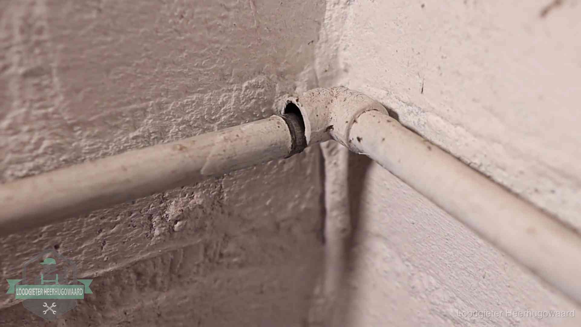 Oude waterleidingen en verborgen lekkage in Heerhugowaard Oude geverfde waterleiding met een losliggende fitting in een woning in Heerhugowaard