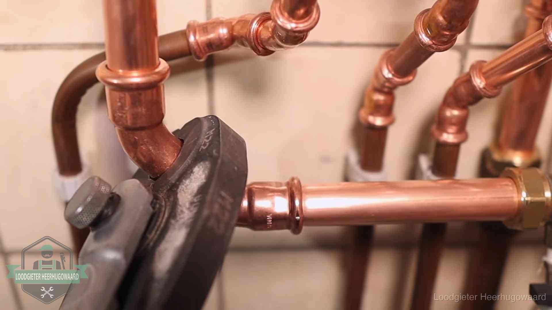 Werkwijze van ons loodgietersbedrijf in Heerhugowaard Persmachine perst een koperen fitting op nieuw leidingwerk in Heerhugowaard
