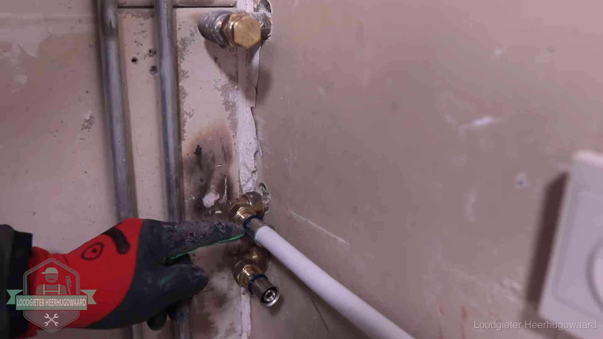 Garantie op loodgieterswerk in Heerhugowaard Loodgieter wijst de persfitting op nieuwe muuraansluitingen aan in een woning in Heerhugowaard