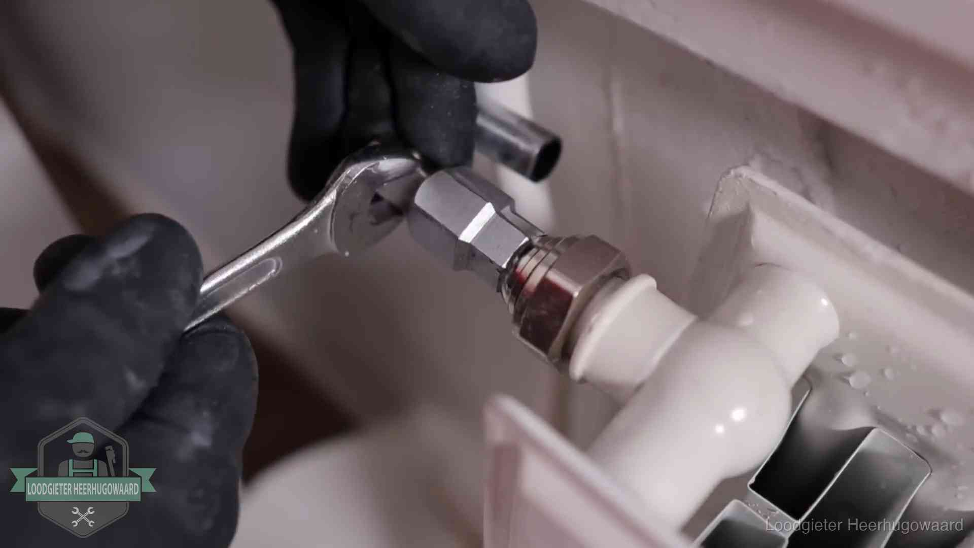 Radiatoren en waterzijdig inregelen in Heerhugowaard Steeksleutel draait een wartelkoppeling op een radiatorkraan aan in Heerhugowaard