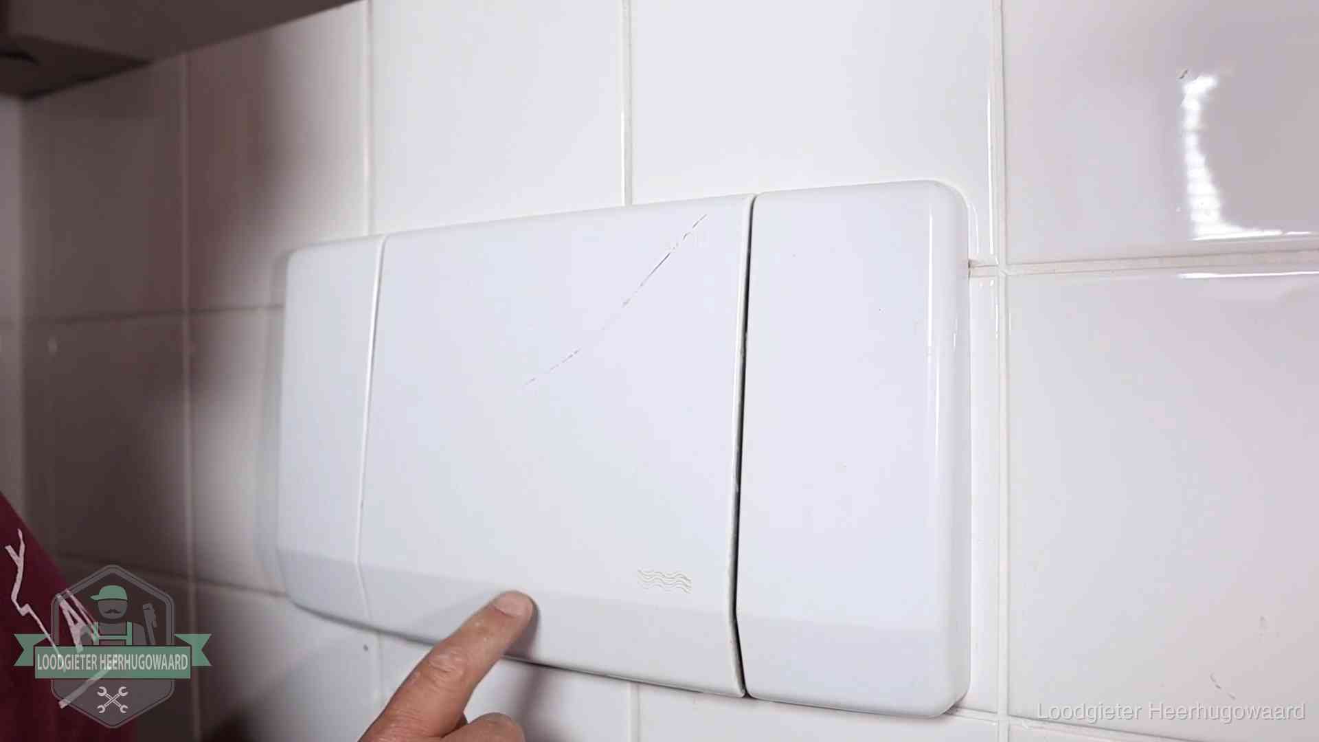 Bedieningspaneel van een inbouwreservoir van een hangend toilet in Heerhugowaard