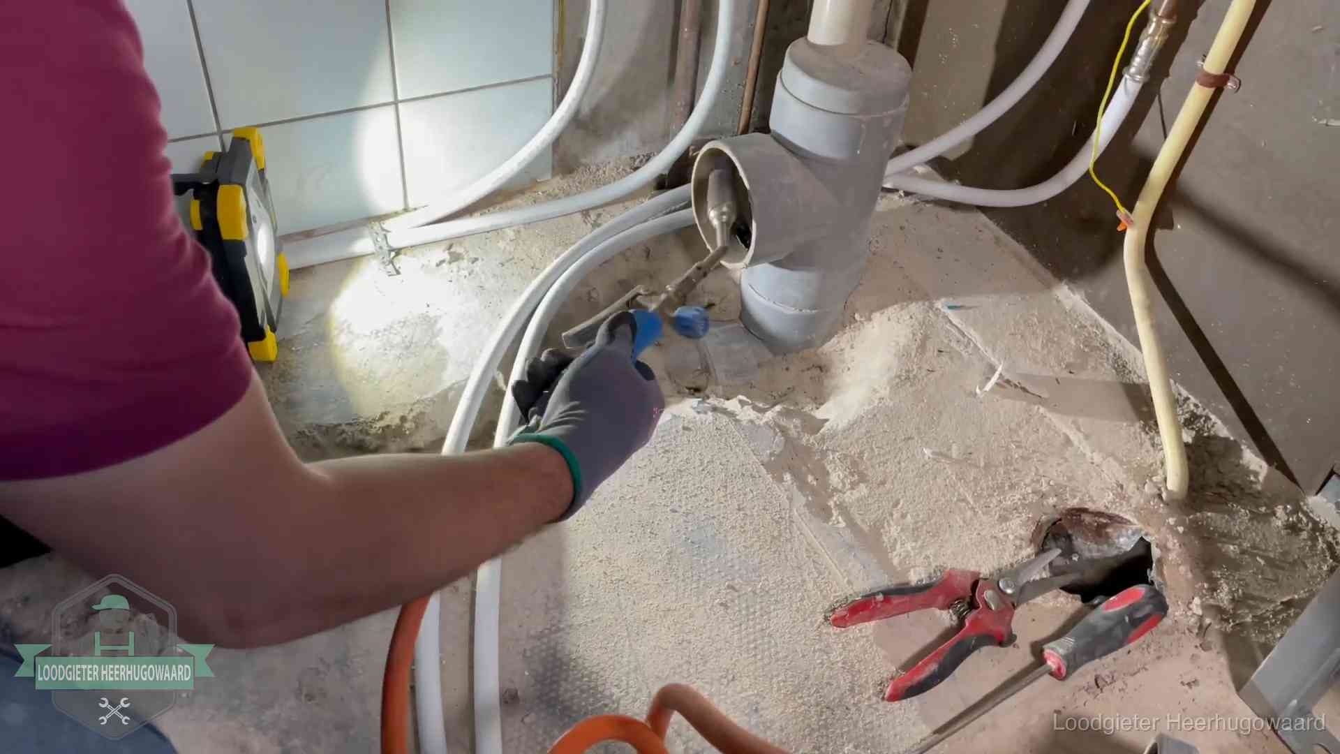 Standleiding en gedeelde leidingen in Heerhugowaard Loodgieter werkt aan leidingen bij een pvc-standleiding in een appartement in Heerhugowaard
