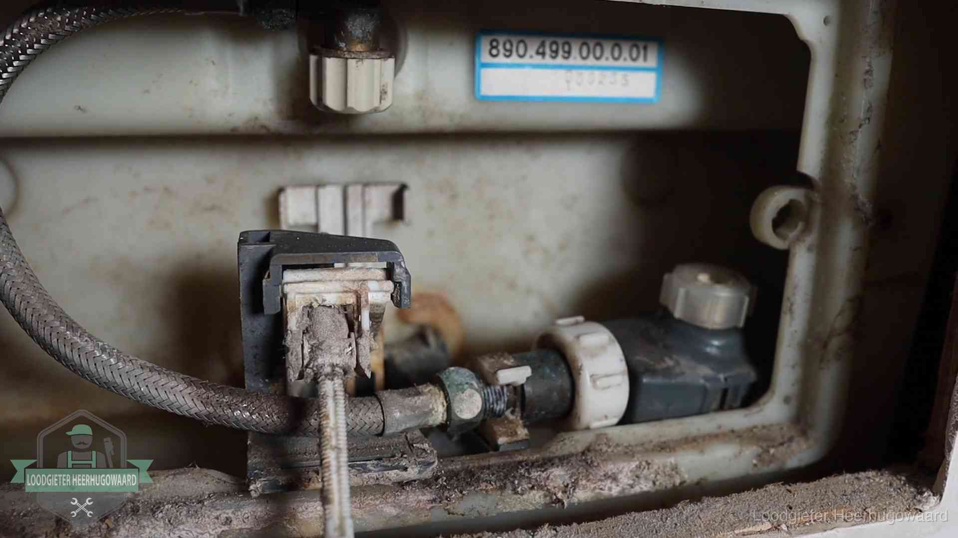 Verkalkt binnenwerk van een stortbak met vlotterkraan in Heerhugowaard