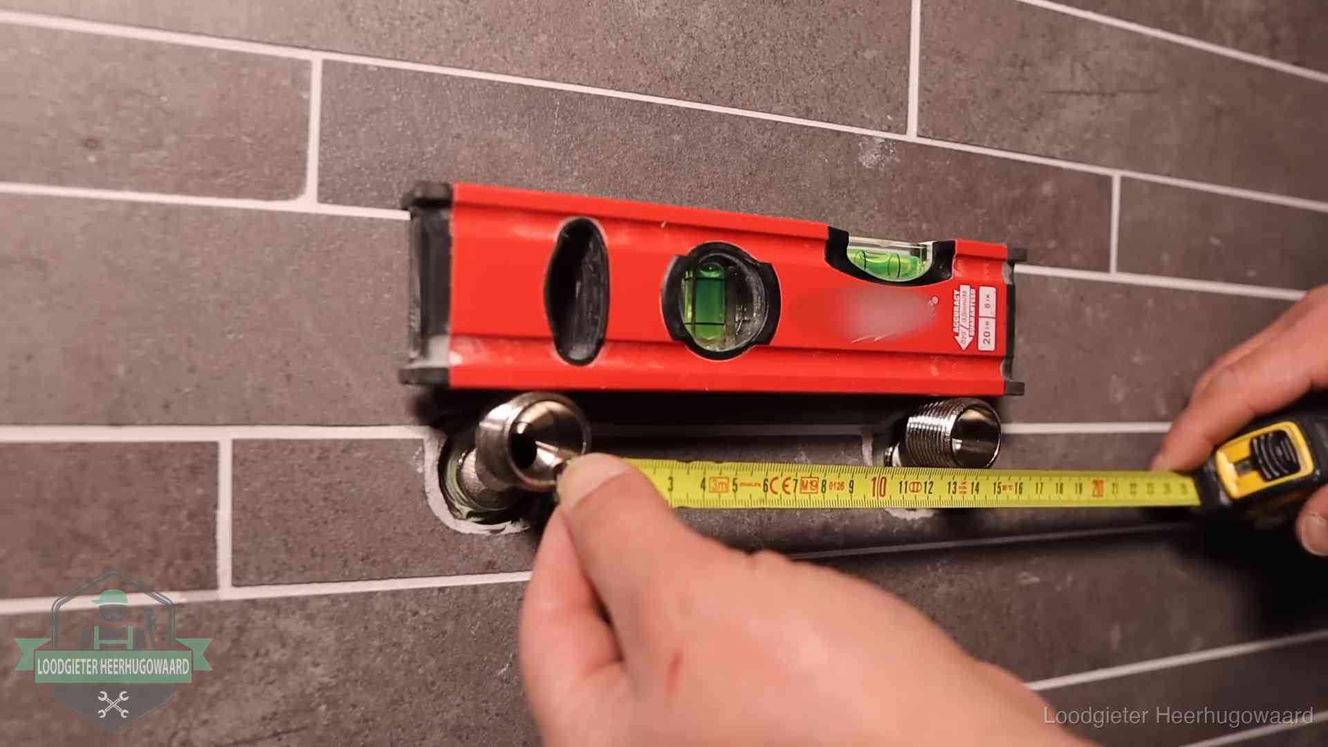 Kwaliteit en je vangnet als klant in Heerhugowaard Waterpas en duimstok bij kraan-aansluitpunten in een badkamer in Heerhugowaard
