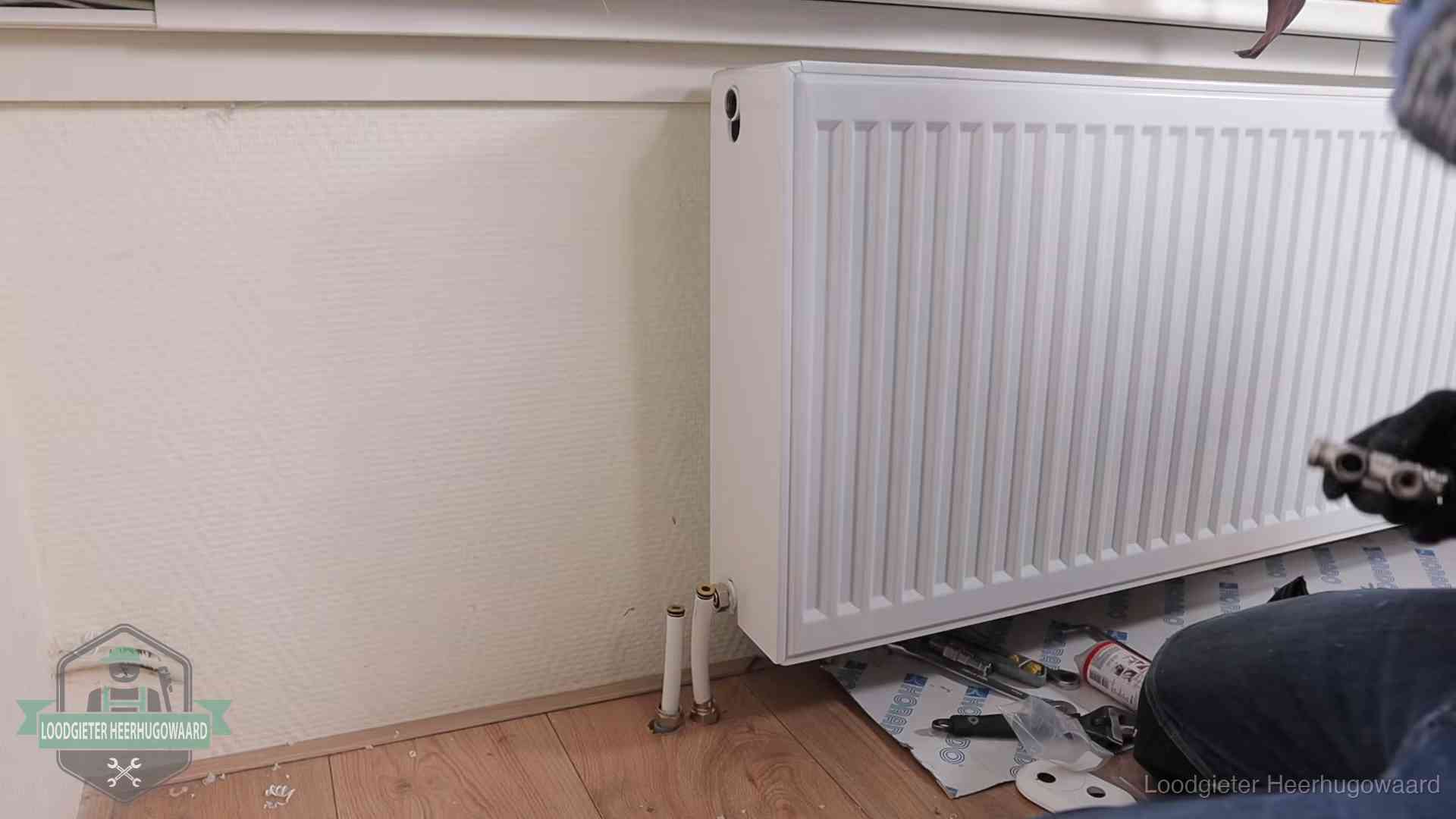 Verwarming per wijk in Heerhugowaard Nieuw gemonteerde radiator in een woonkamer in Heerhugowaard