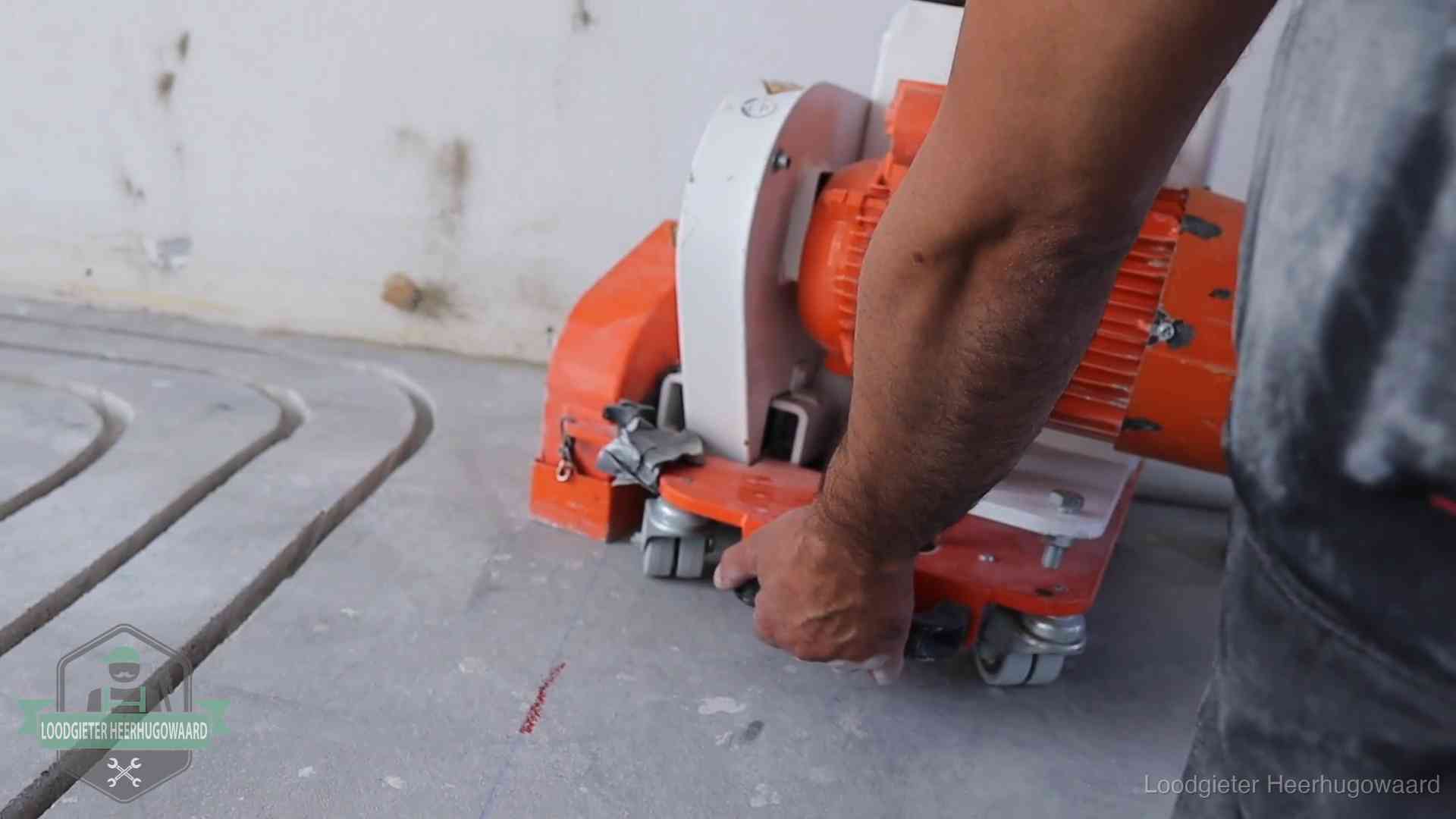 Lekkage in de vloerverwarming opsporen in Heerhugowaard Sleuvenpatroon voor vloerverwarming in de dekvloer van een woning in Heerhugowaard