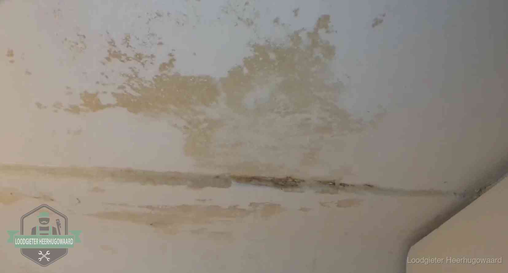 Verzekering bij rioolschade in Heerhugowaard Watervlekken op een plafond in Heerhugowaard, schade die je bij de verzekering meldt