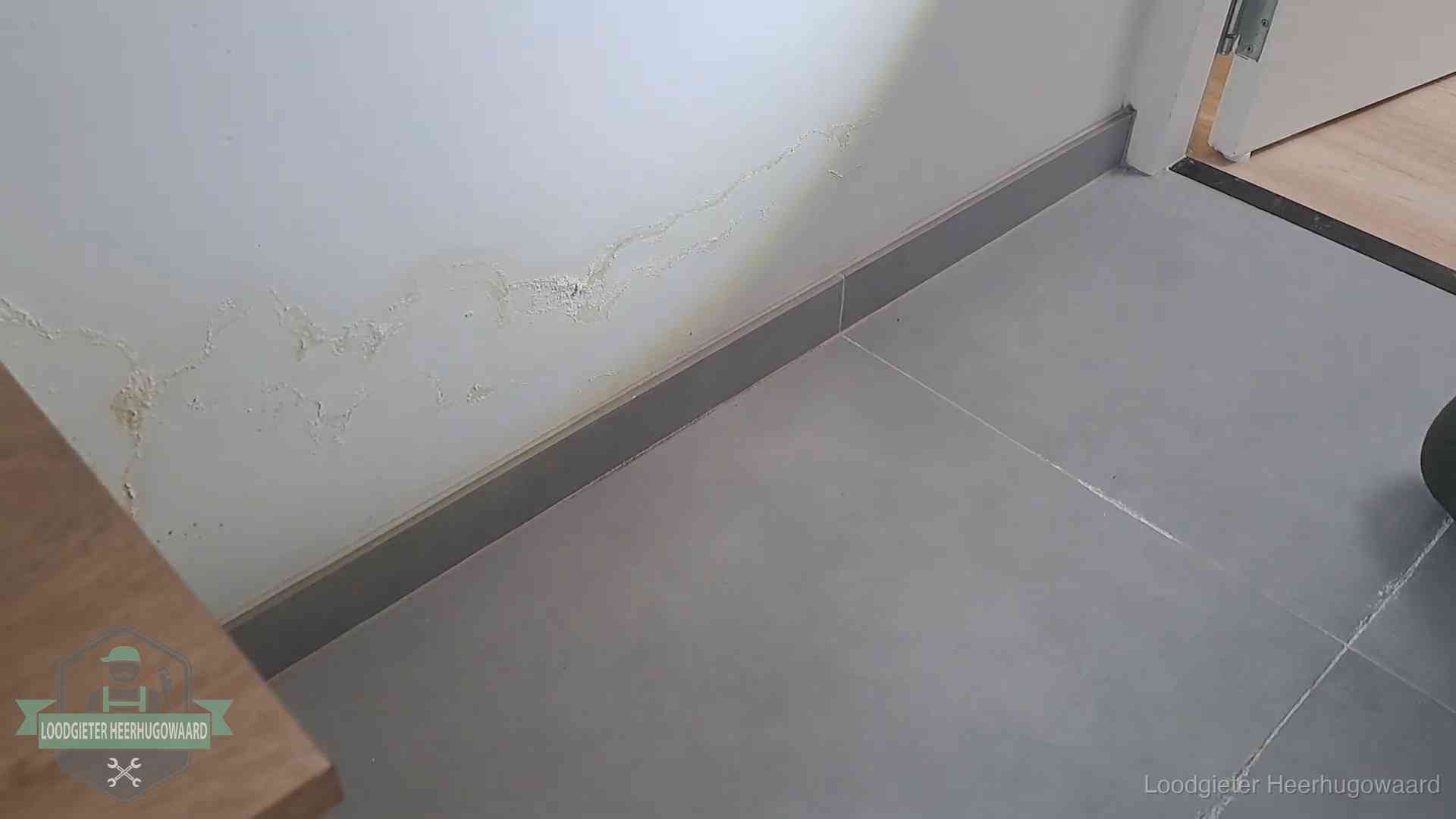 Verzekering en daklekkage in Heerhugowaard Waterschade met kalkuitbloeiing op een binnenwand in Heerhugowaard, vastgelegd voor de verzekering