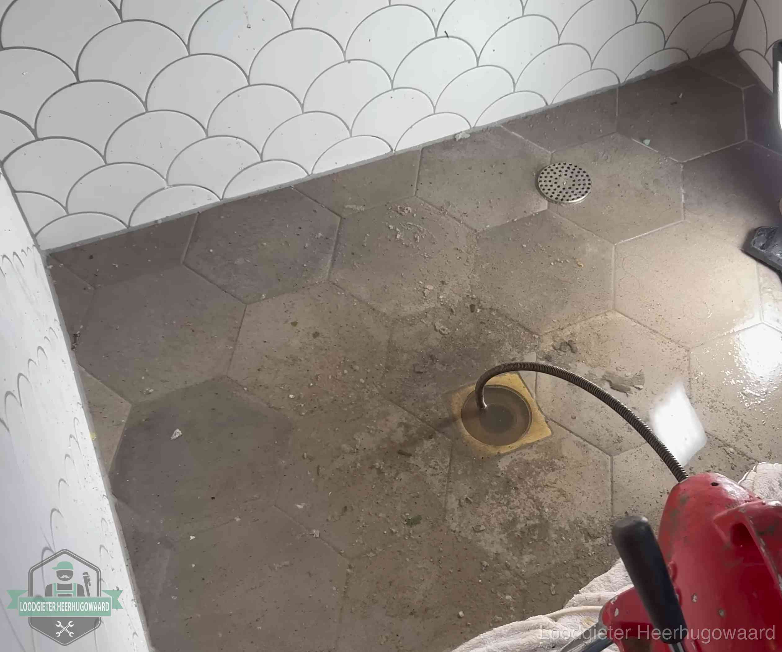 Vloerput met waterslot in een badkamer in Heerhugowaard, een bron van stank als het waterslot droogstaat