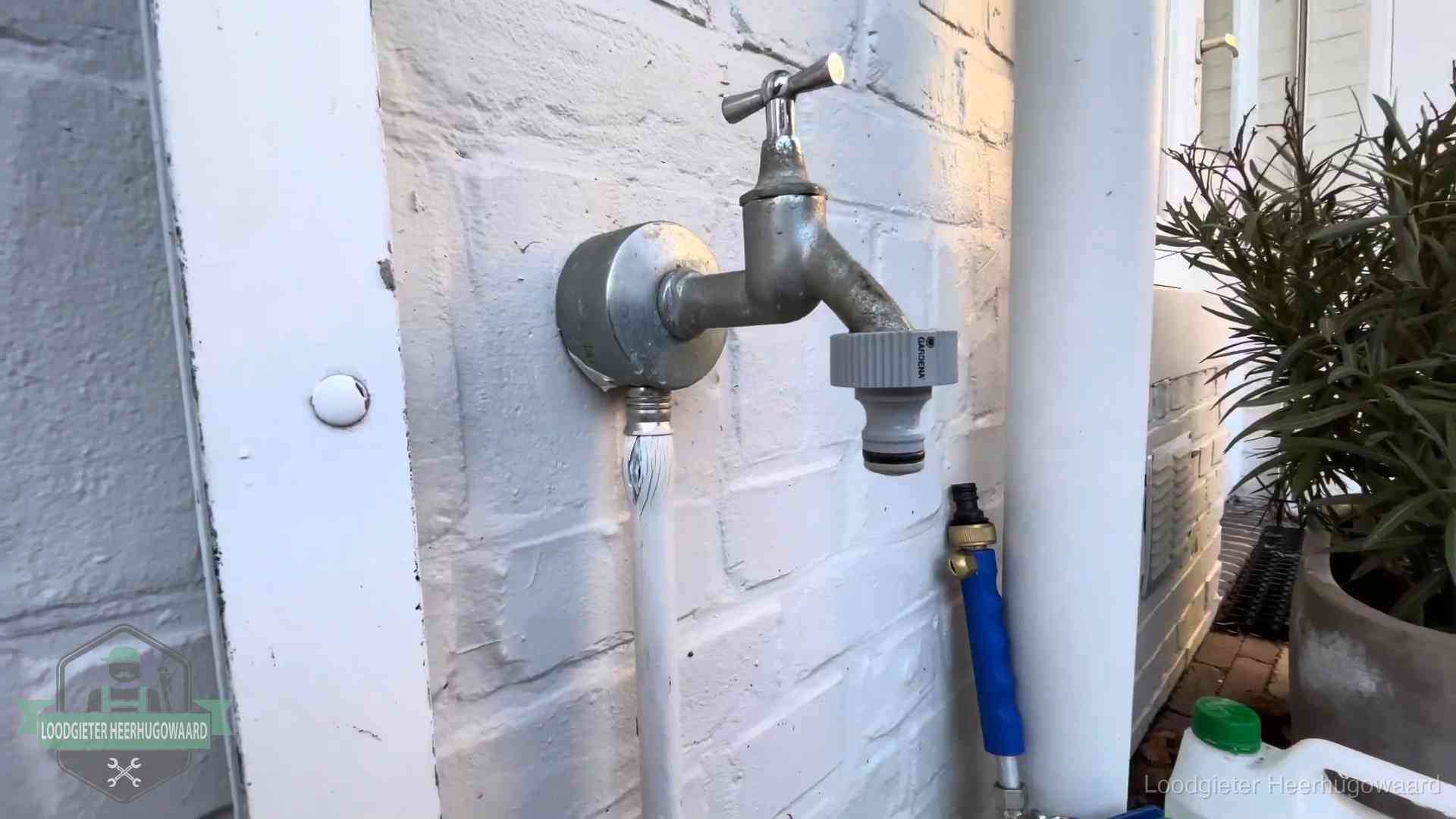 Hoge waterrekening in Heerhugowaard Buitenkraan met slangaansluiting bij een woning in Heerhugowaard, sluipverbruik zie je terug op de waterrekening