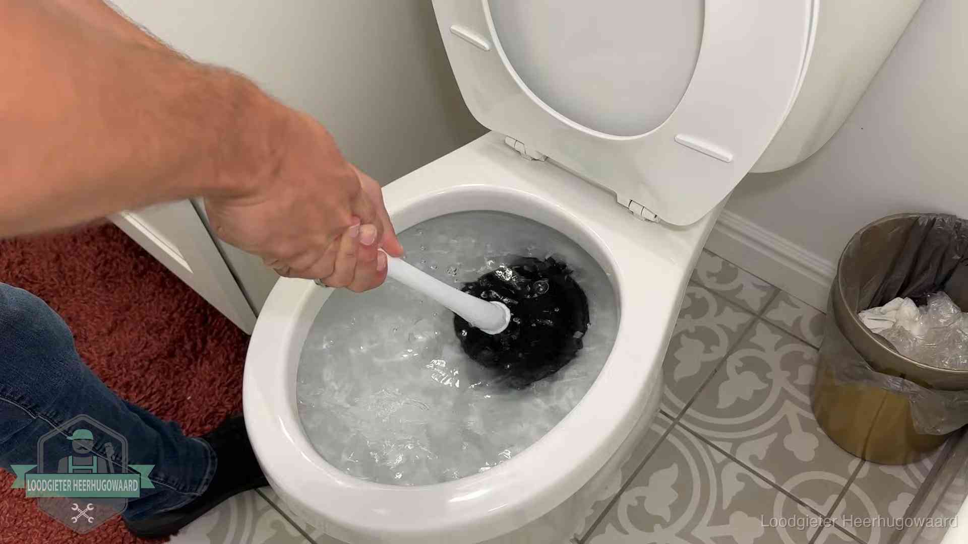 Zelf de wc ontstoppen met een plopper in Heerhugowaard, het water kolkt in de pot
