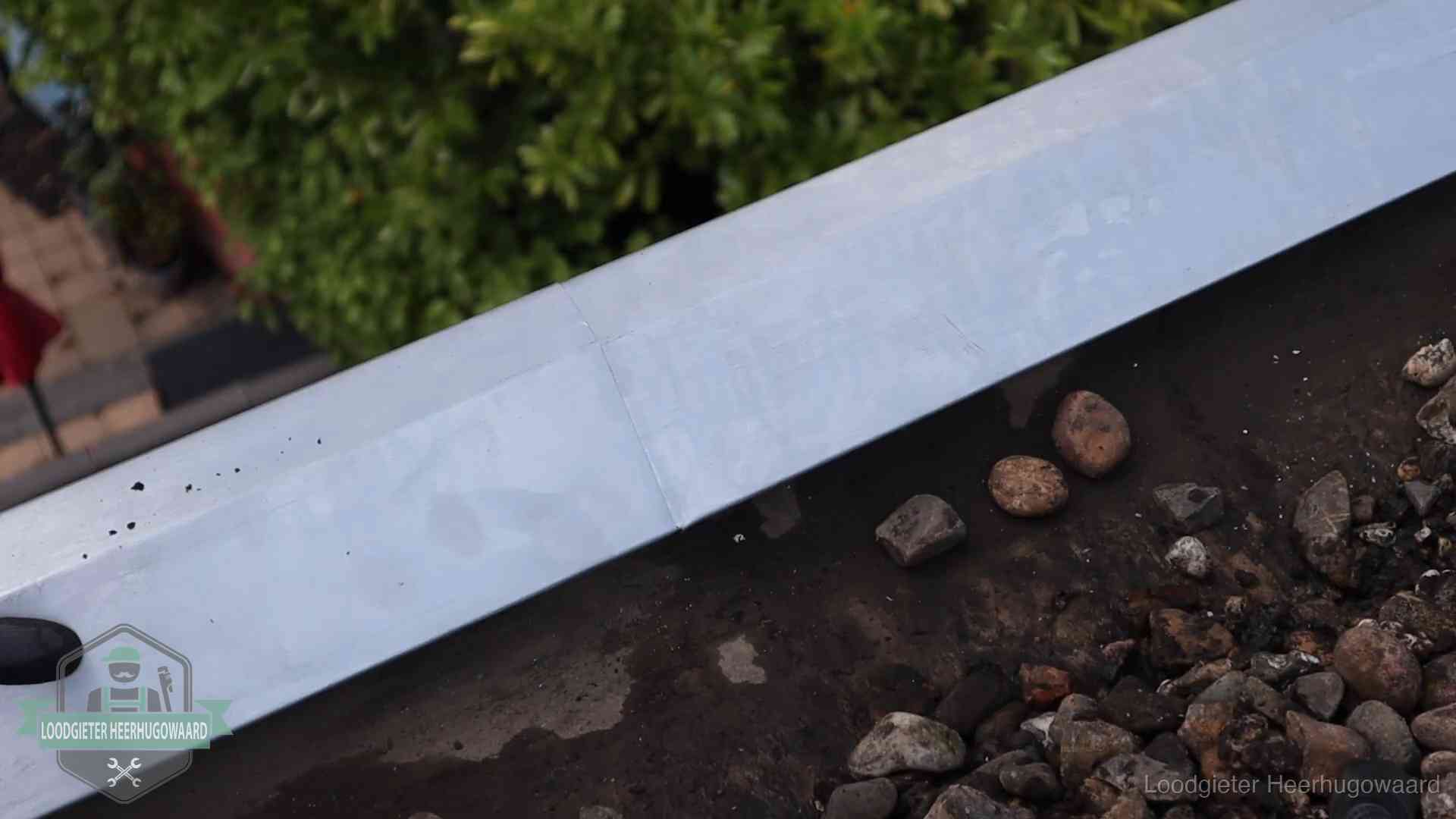 Garantie op dakwerk in Heerhugowaard Strak gesoldeerd naaddetail in een zinken daktrim op een dak in Heerhugowaard